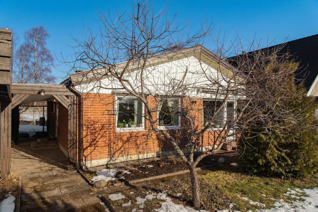 26. Omlaggning av Tak Tegelpannor 2planshus Vallentuna Ballsta