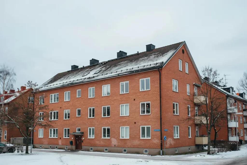 s ker takskottning och sn r jning p flerbostadshus i m rsta sigtuna