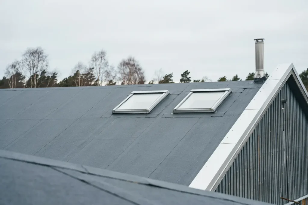 oml ggning av l glutande tak p industribyggnad i m rsta